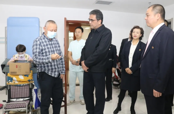 新疆红十字会副会长阿不都热依木·玉苏甫一行到新疆长安中医脑病医院参观考