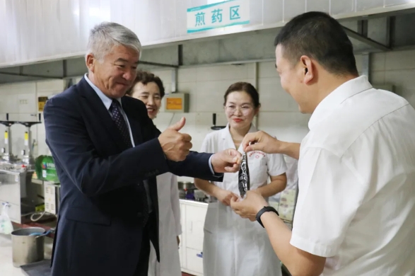 哈萨克斯坦阿斯塔纳医科大学传统医学中心主任热尔达斯拜·叶尔兰到访新疆长