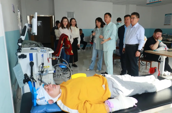 江苏省淮安市残疾人联合会党组成员、副理事长龚李萍一行到新疆长安中医脑病
