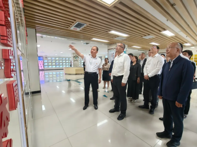 自治区人民政府副主席凯赛尔·阿不都克热木一行到新疆长安中医脑病医院调研