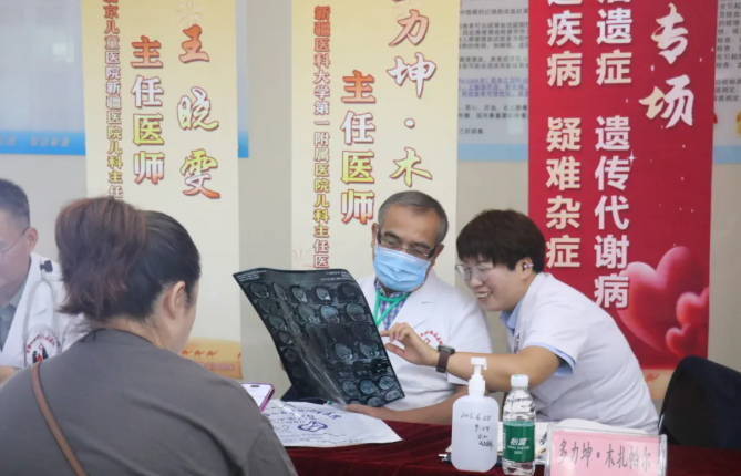 健康新疆七十载丨新疆长安中医脑病医院“中医+康复”义诊活动惠民助力健康